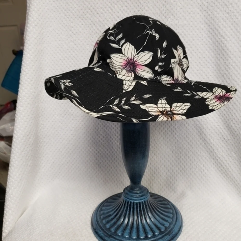 O'Neill Floral‎ Hat  100% Cotton Excellent Pre-owned Condition